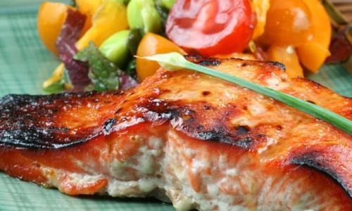 Жареная рыба с овощами Тушеная филе рыбы с овощами на сковороде