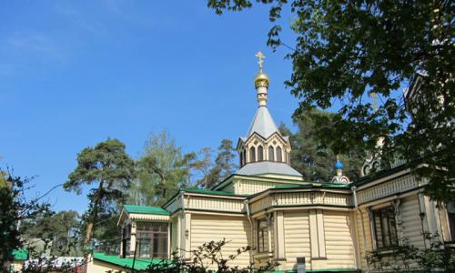 Ναός της Ζωοδόχου Τριάδας στην Udelnaya (Udelnaya) Ναός της Υπεραγίας Τριάδας στην Udelnaya